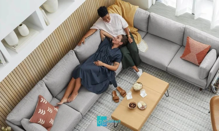 تصویر خانواده ای در حال استراحت روی مبل ال