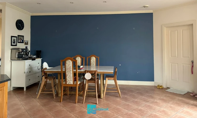 تصویر دیوار خالی و بدون آینه